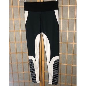 Honey Comb Black & White Geometric Leggings